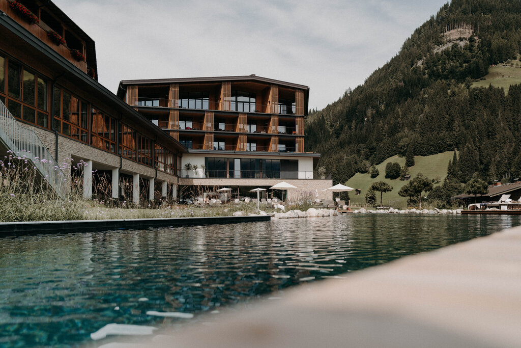 Außenansicht eines Hotels mit Pool
