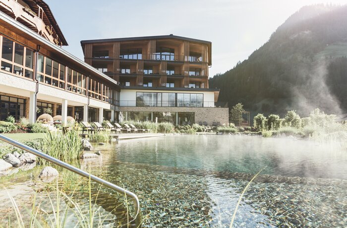 Hotel Nesslerhof mit Pool und Bergpanorama