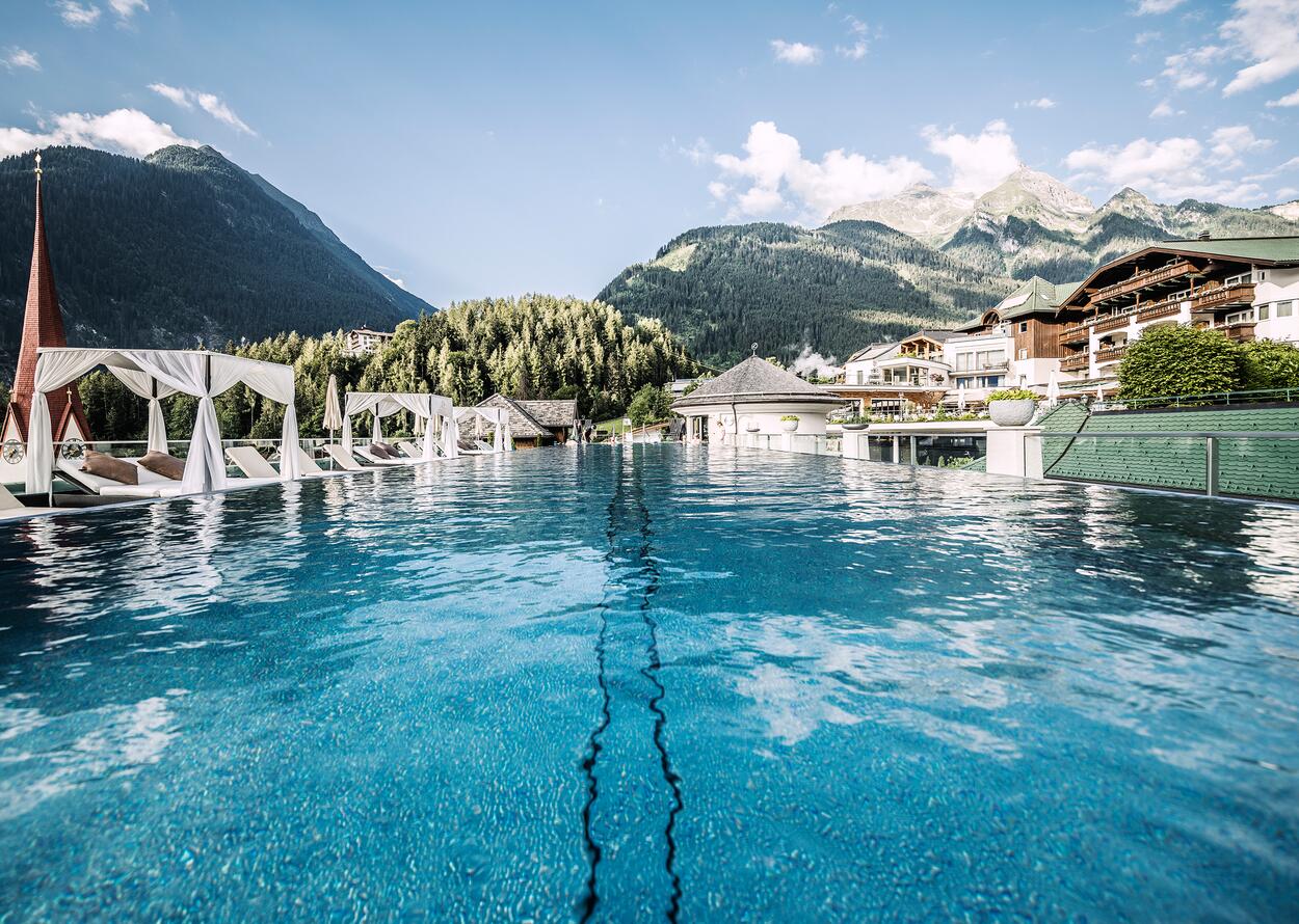 Outdoorpool mit Bergblick Outdoorpool mit Bergblick | Wellnesshotel Stock, Tirol