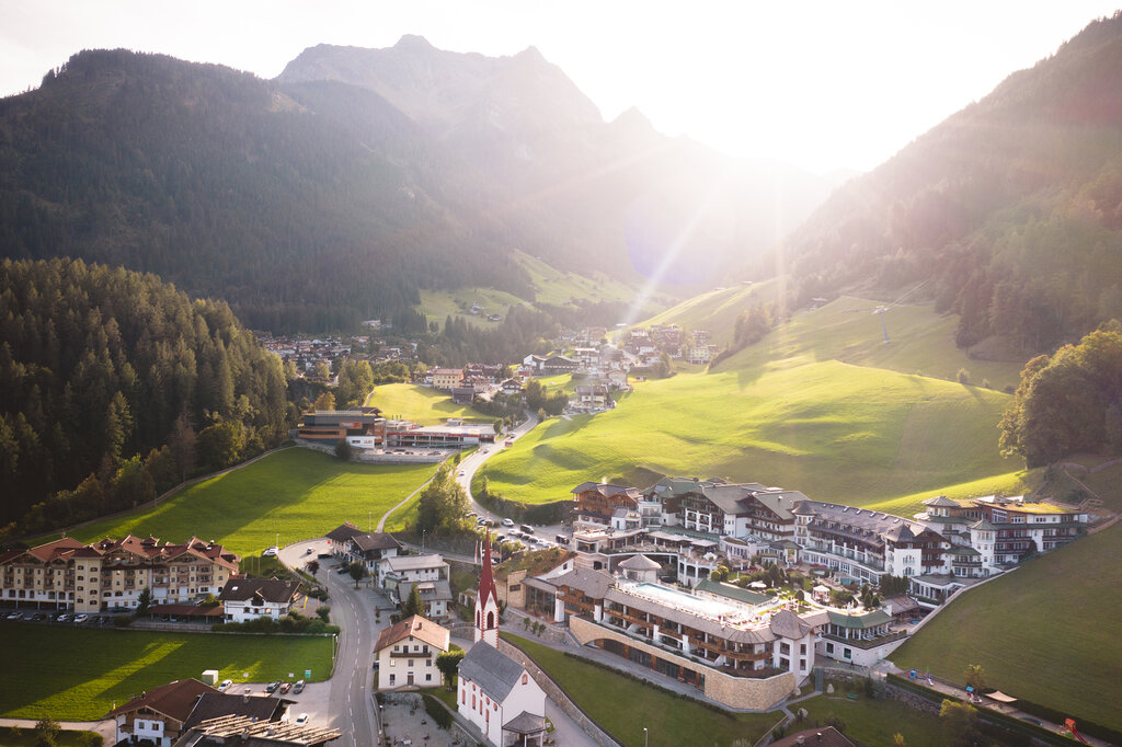 Hotelanlage im Sommer | Best Alpine Wellnesshotel Stock, Zillertal