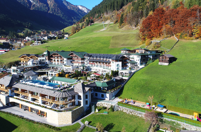 Hotel und Gartenanlage | 5 Sterne Wellnesshotel Stock, Tirol