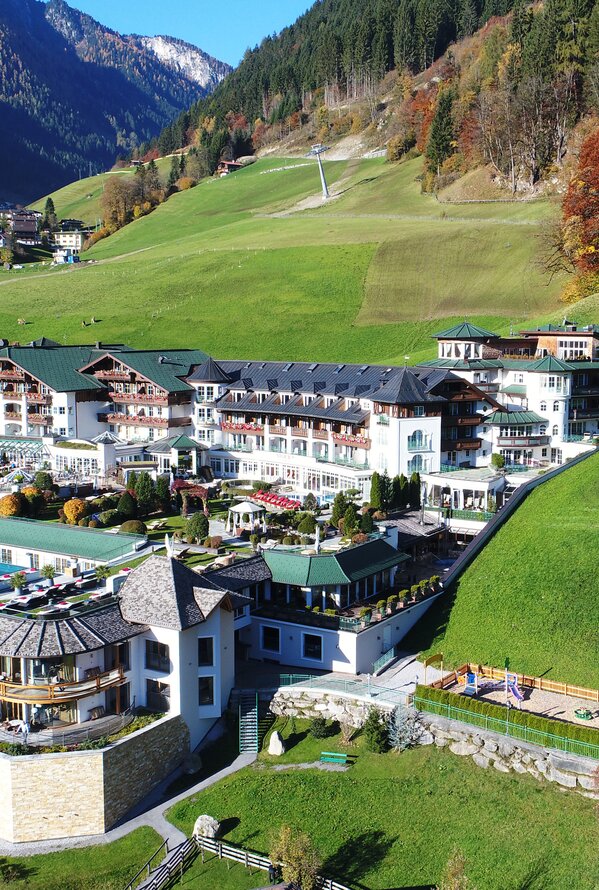 Hotel und Gartenanlage | 5 Sterne Wellnesshotel Stock, Tirol