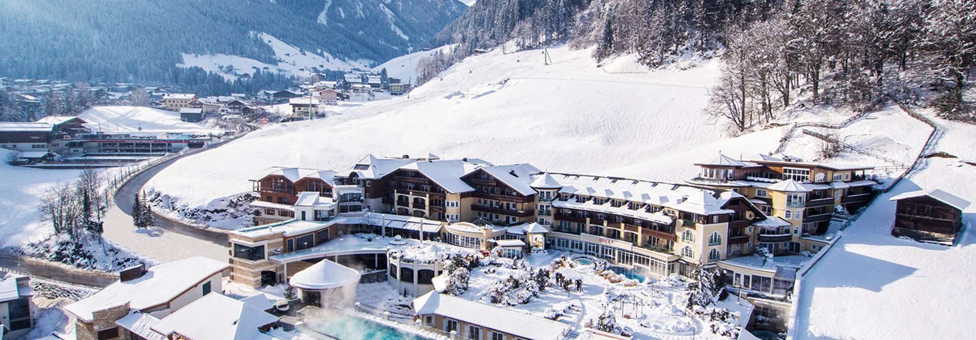 Aussenansicht Winter Verschneit | Wellnesshotel Stock, Tirol