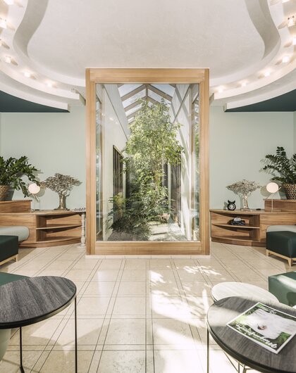Moderner Ruhebereich im Spa des Stock Resort mit stilvollen Sitzgelegenheiten und Tageslicht
