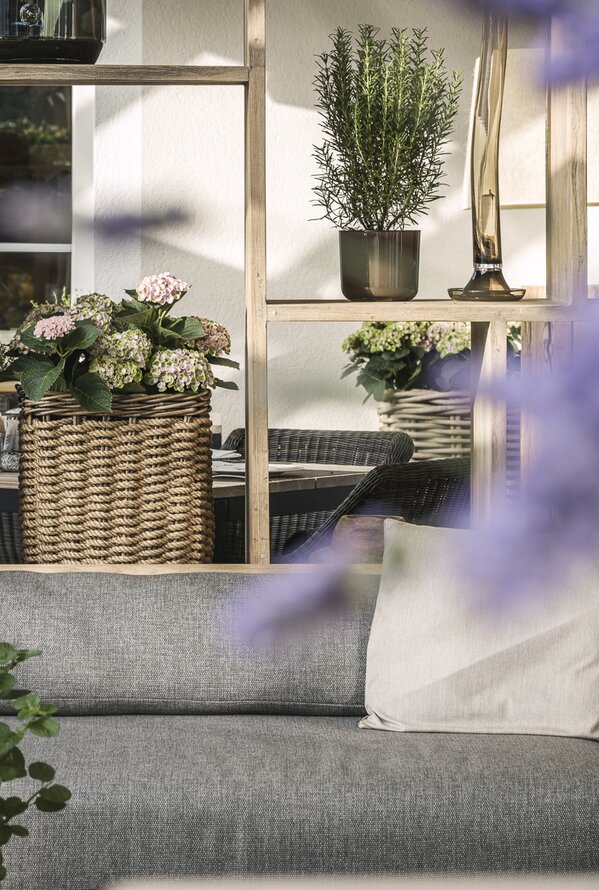 Gemütlicher Lounge-Bereich im Stock Resort mit modernen Holzelementen und dekorativen Pflanzen