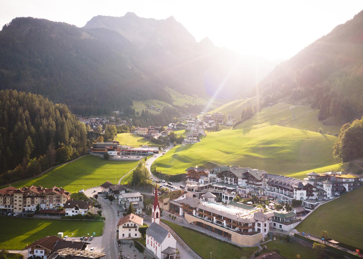 Hotelanlage im Sommer | Best Alpine Wellnesshotel Stock, Zillertal