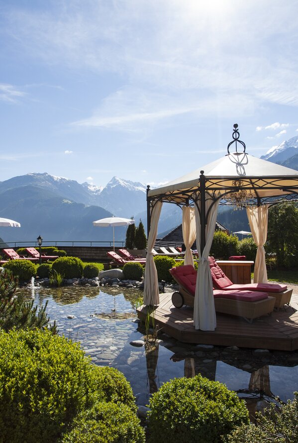 Schöne Liegewiese mit Pavillon Schöne Liegewiese mit Pavillon | 5 Sterne Wellnesshotel Stock, Zillertal