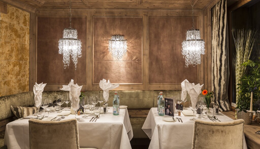 Country style dining room | 5 Star Wellnesshotel Stock, Tyrol