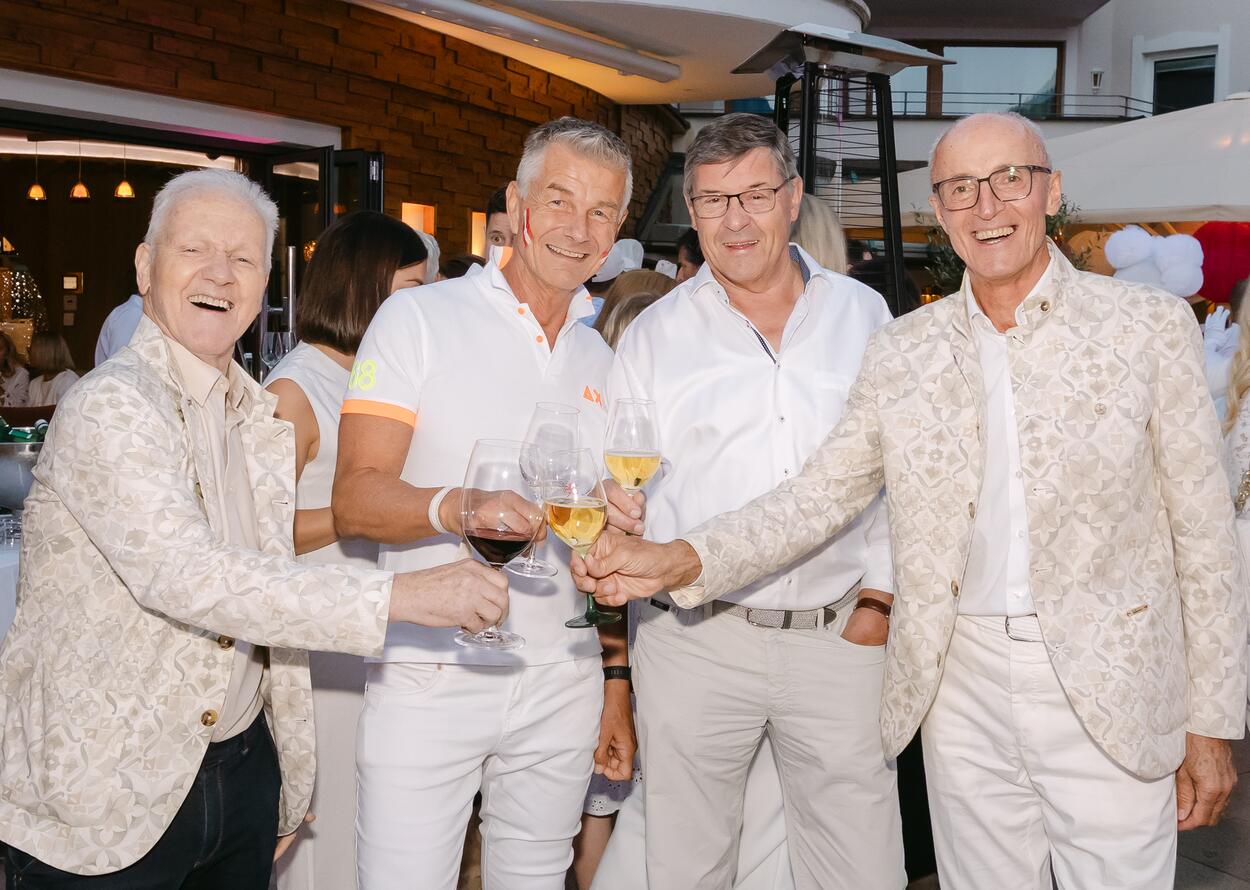 Pfarrer Dekan Edi Niederwieser, Dr. Wolfgang Löderle, Willi Schneeberger (Hotel Tuxerhof), Gastgeber Josef Stock