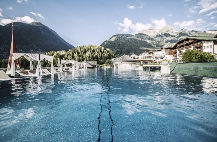 Pool mit Blick auf STOCK Resort in den Bergen