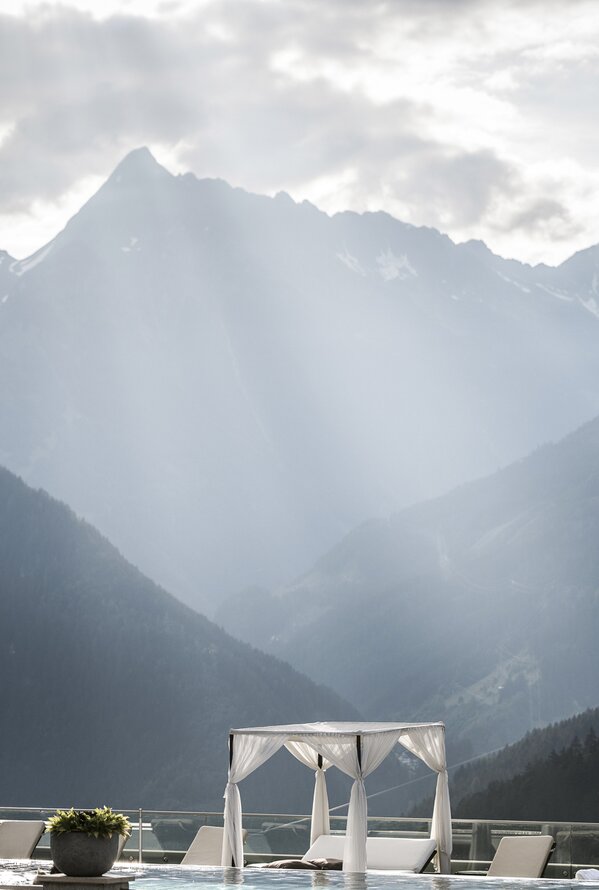 Infinity pool at Stock Resort with panoramic views of the Tyrolean mountains
