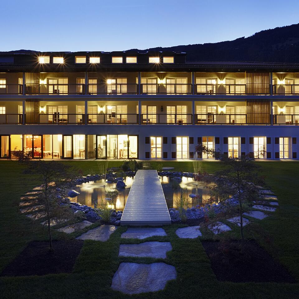 Hotelaußenansicht bei Nacht | Wellnesshotel Theresa, Österreich 