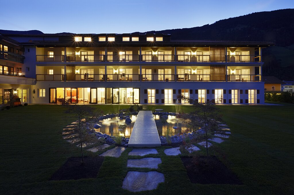 Hotel exterior View at Night | Wellnesshotel Theresa, Austria