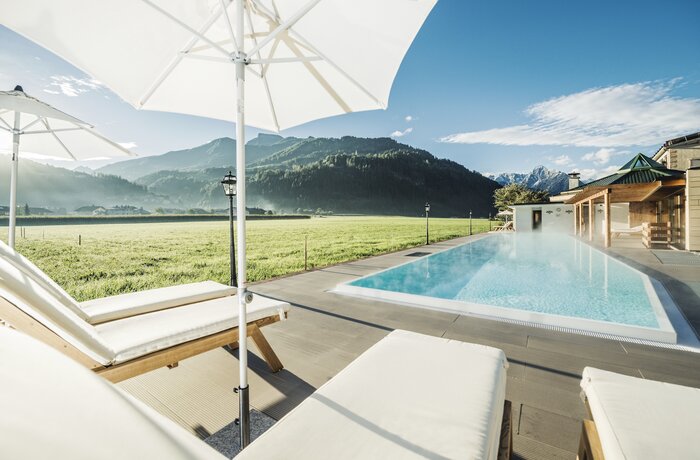 Outdoorpool in atemberaubender Landschaft | Best Alpine Wellness Hotel Theresa