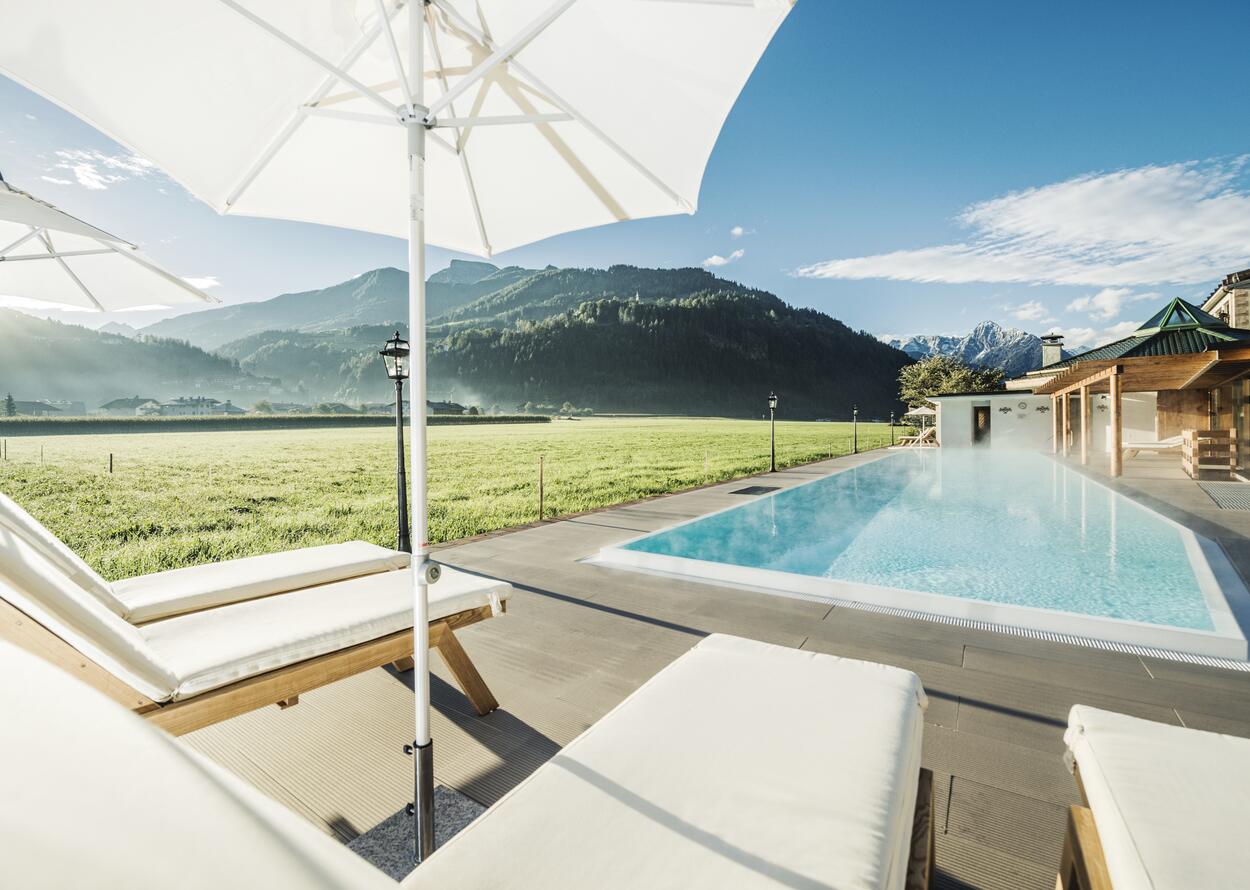 Outdoorpool in atemberaubender Landschaft | Best Alpine Wellness Hotel Theresa