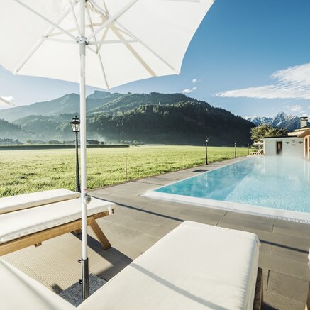 Outdoorpool in atemberaubender Landschaft | Best Alpine Wellness Hotel Theresa