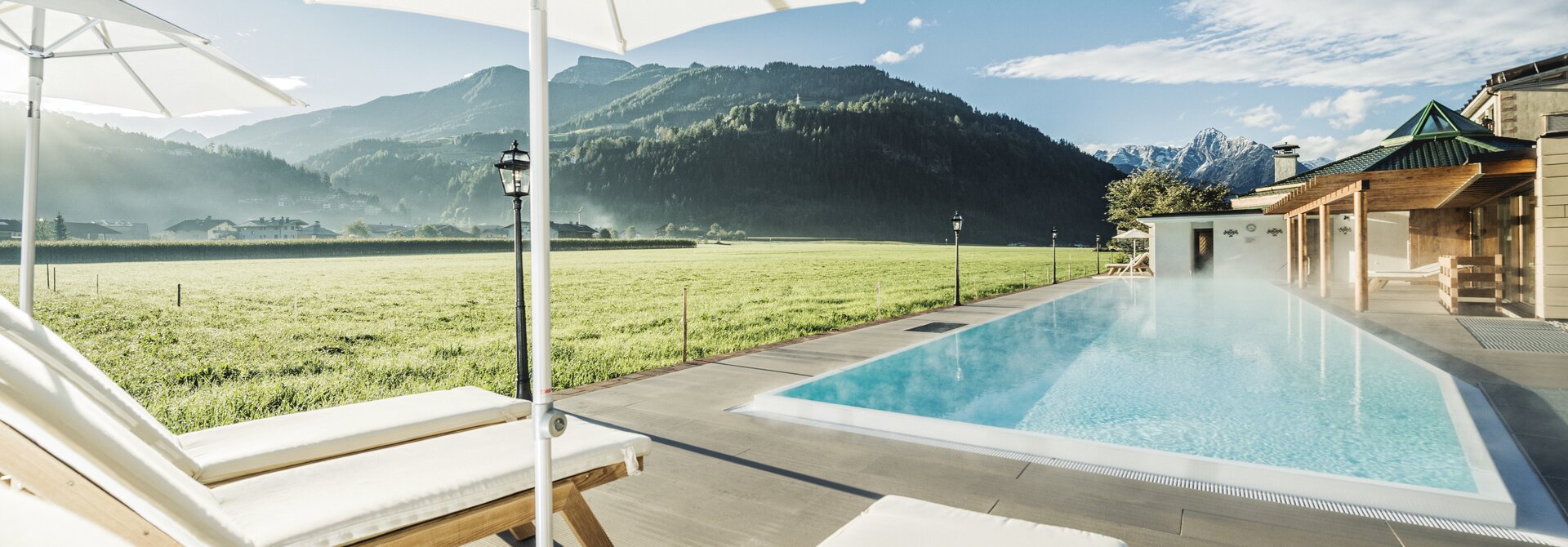 Outdoorpool in atemberaubender Landschaft | Best Alpine Wellness Hotel Theresa