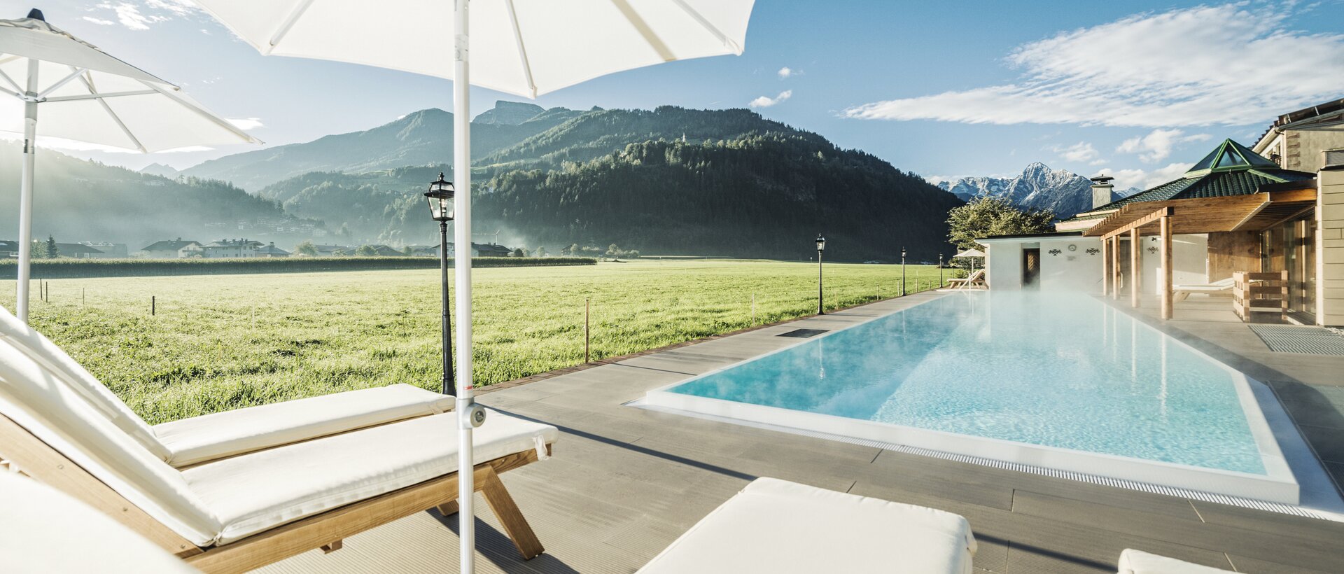 Outdoorpool in atemberaubender Landschaft | Best Alpine Wellness Hotel Theresa