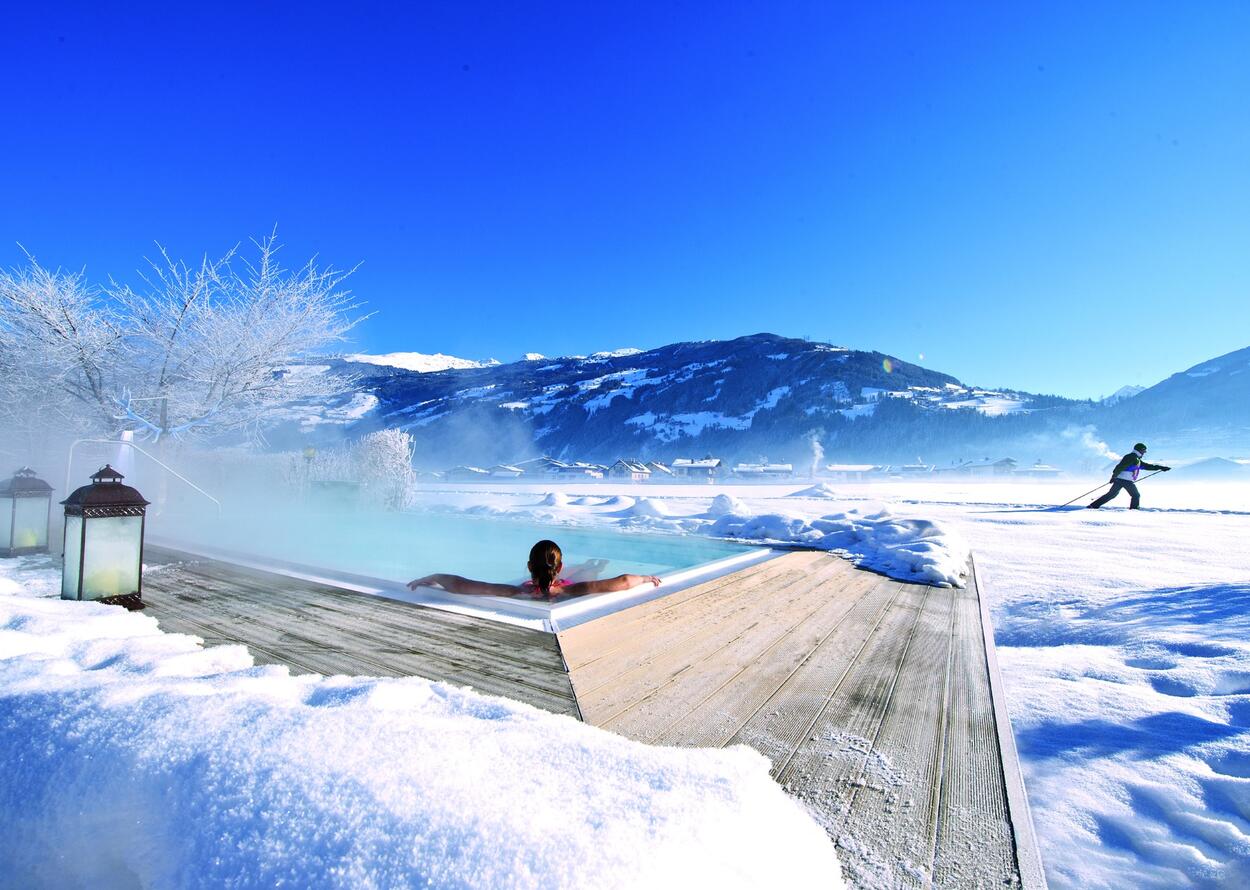Winteransicht Pool drausen mit Langläufer | Wellnesshotel Theresa, Österreich