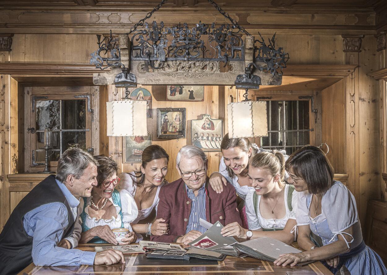 Familie und Freunde in traditioneller Tiroler Stube 