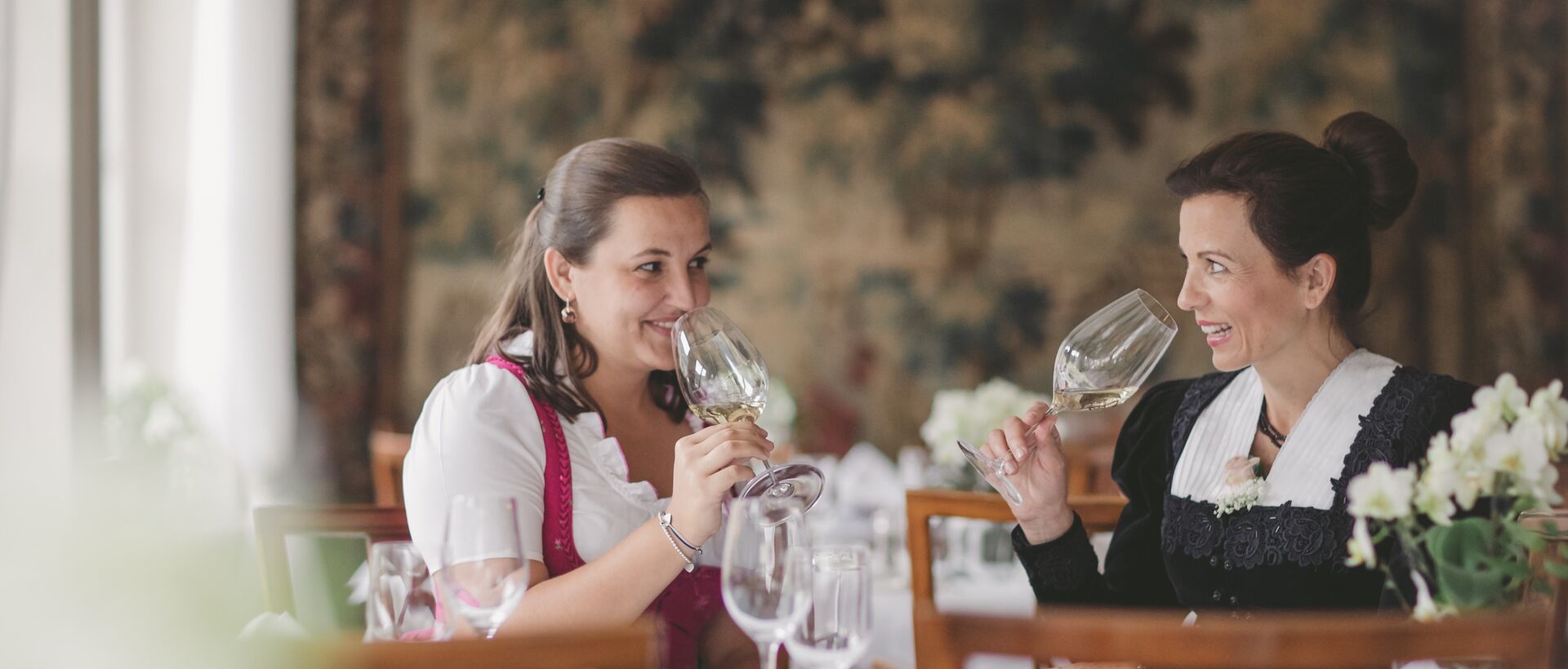 Gastgeberinnen probieren Wein im Restaurant