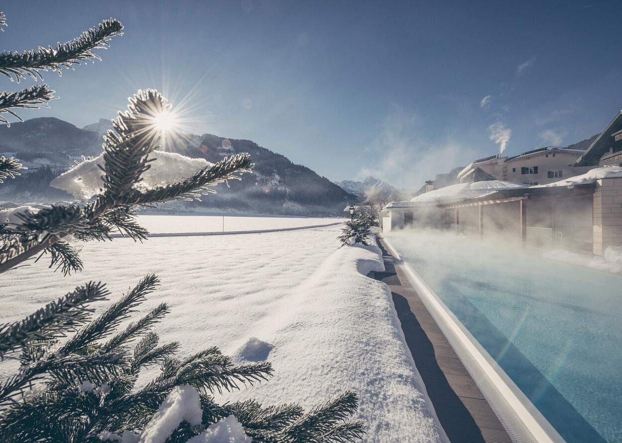Pool and winter landscape | Best Alpine Wellnesshotel Theresa, Zillertal 