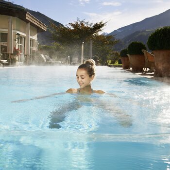 Frau im Pool | 4 Sterne Superior Wellnesshotel Theresa, Österreich 