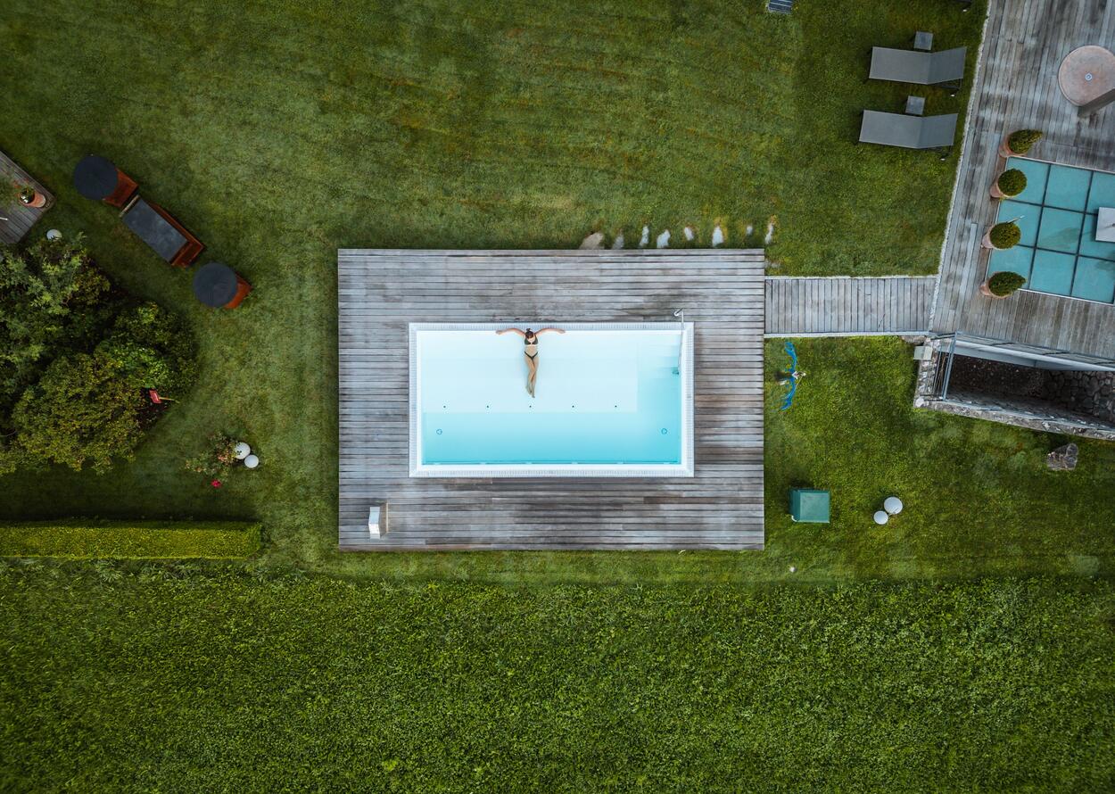 Baden im Hotelpool | Wellnesshotel Theresa, Tirol 