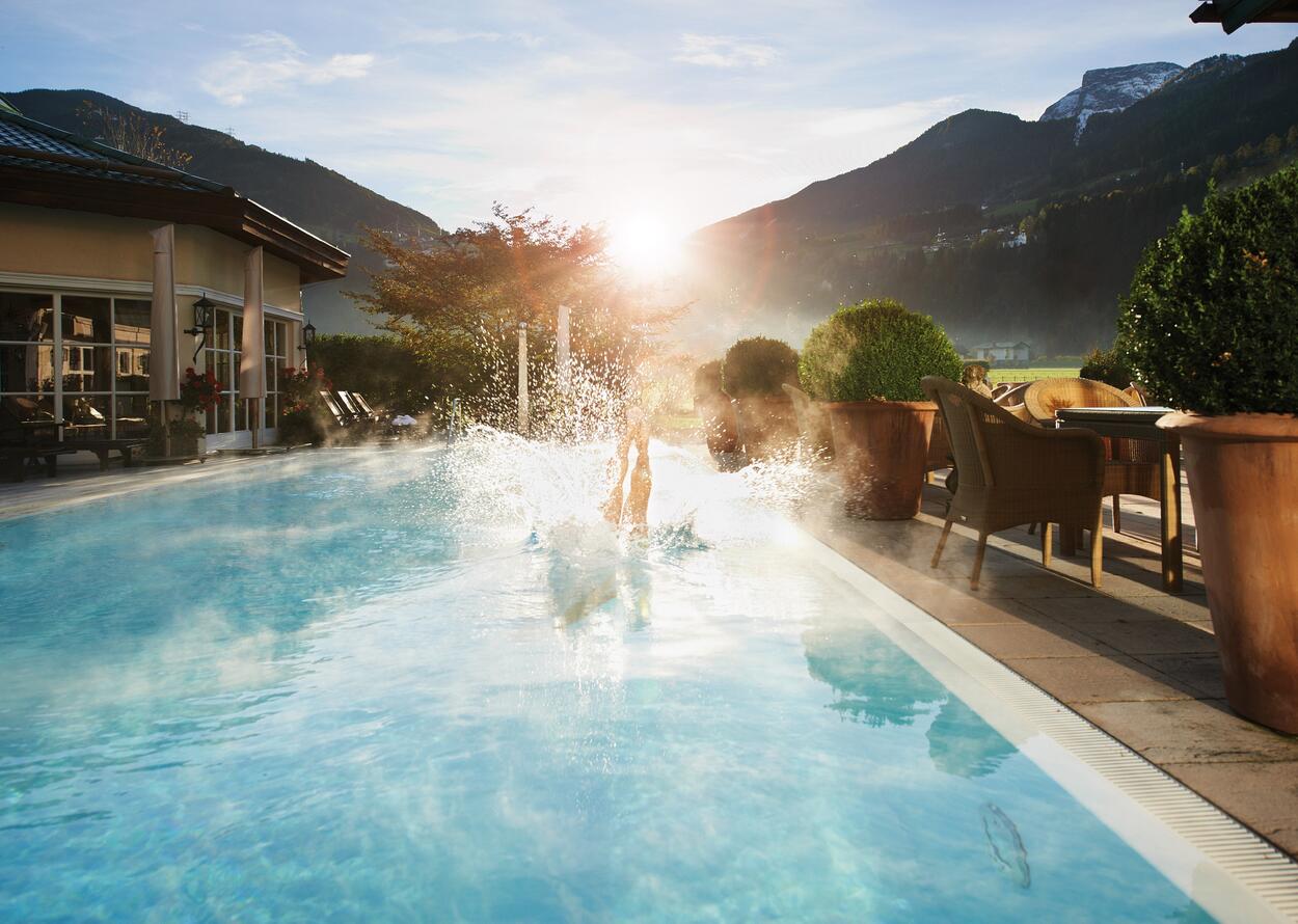 Baden im Hotelpool | Wellnesshotel Theresa, Tirol 