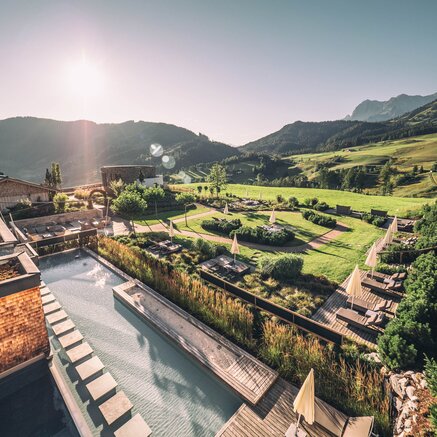 Garten und Poolanlage | Best Alpine Wellnesshotel Übergossene Alm, Hochkönig