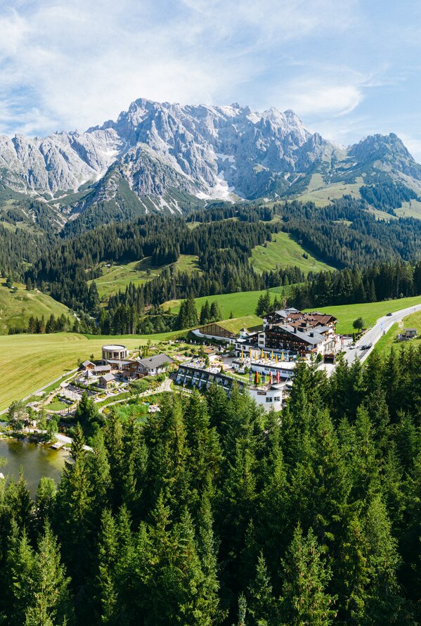Hotelaußenansicht Sommer Hotelaußenansicht Sommer | 4 Sterne Superior Wellnesshotels Übergossene Alm, Salzburger Land