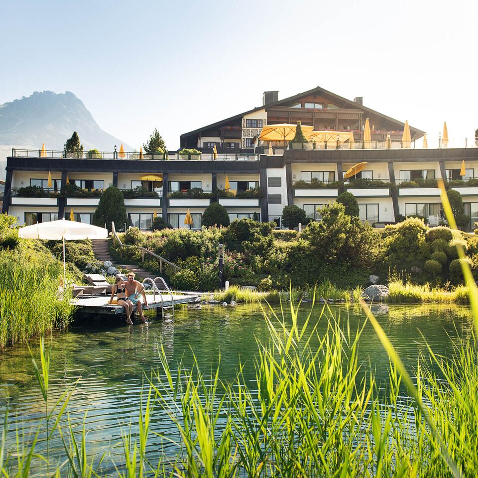 Paar auf Steg beim Teich | Wellnesshotel Übergossene Alm, Salzburg