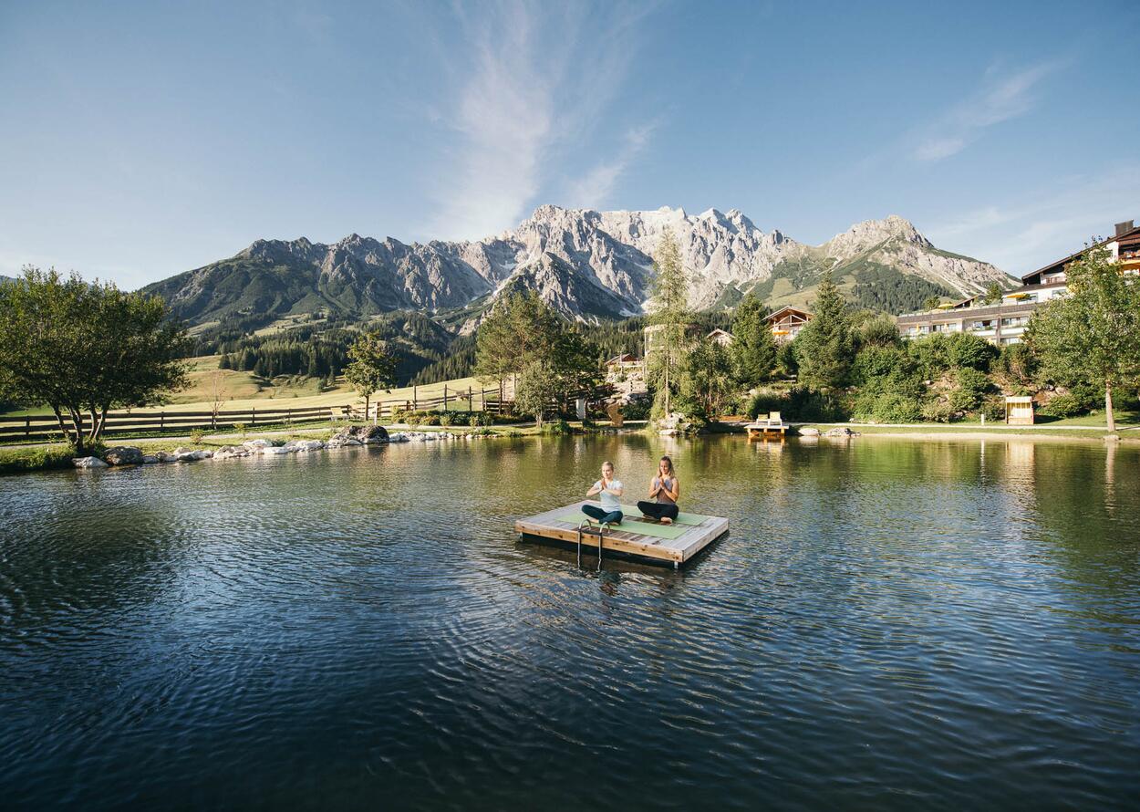 Yoga am Naturbadesee mit Blick auf die Alpen.