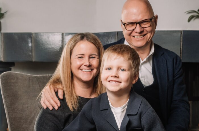 Herzliches Familienporträt mit natürlicher Ausstrahlung und gemütlicher Atmosphäre.