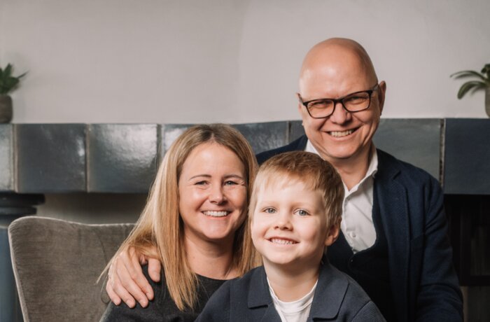 Herzliches Familienporträt mit natürlicher Ausstrahlung und gemütlicher Atmosphäre.