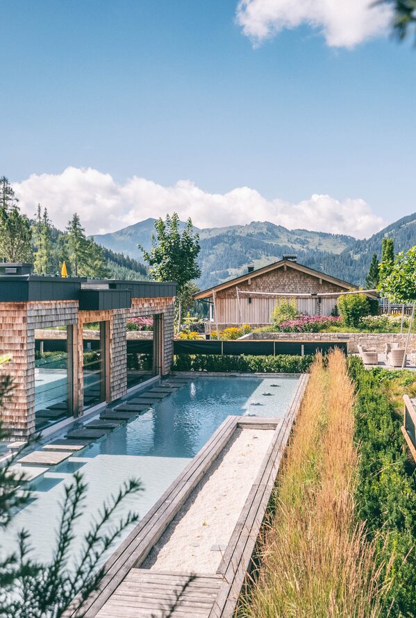 Infinitypool mit Bergblick | Wellnesshotel Übergossene Alm, Hochkönig