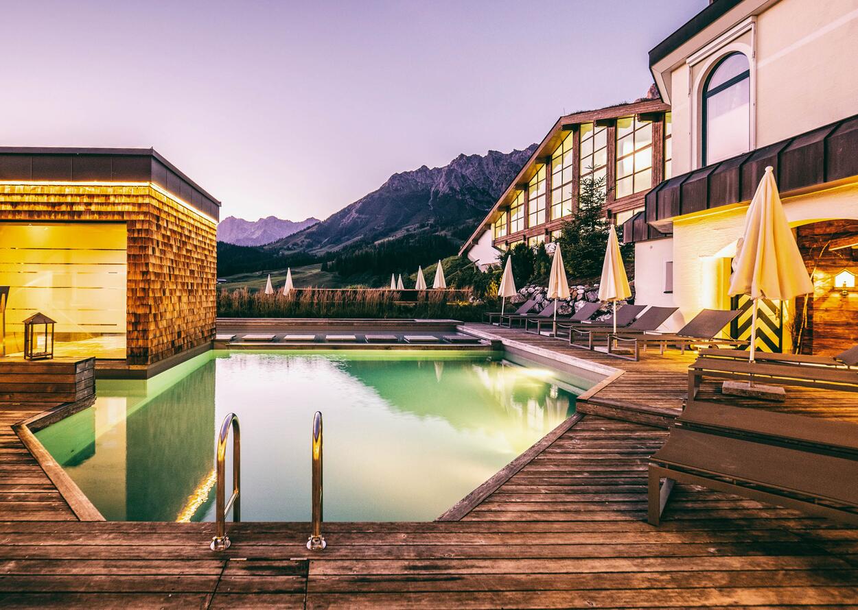 Outdoorbereich mit Bergblick | Wellnesshotel Übergossene Alm, Hochkönig