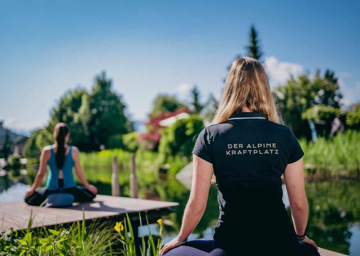 Hotel Alpenrose Yoga- und Entspannungsmoment am Naturbadeteich inmitten der alpinen Gartenlandschaft