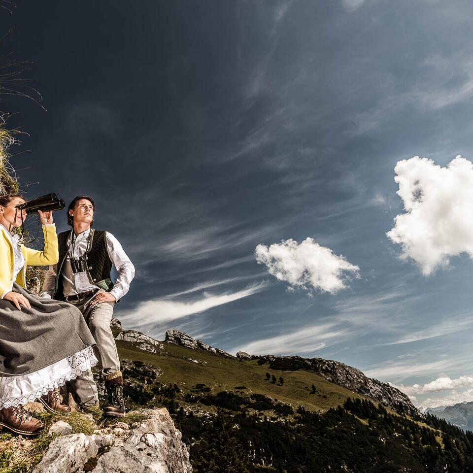 Paar mit Fernglas | 5 Sterne Wellnesshotel Alpenrose, Achensee