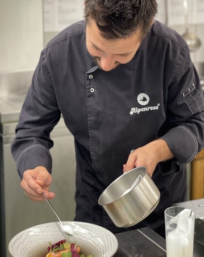 Küchenchef Robert Wank beim Telleranrichten | Best Alpine Wellness Hotel Alpenrose, Tirol