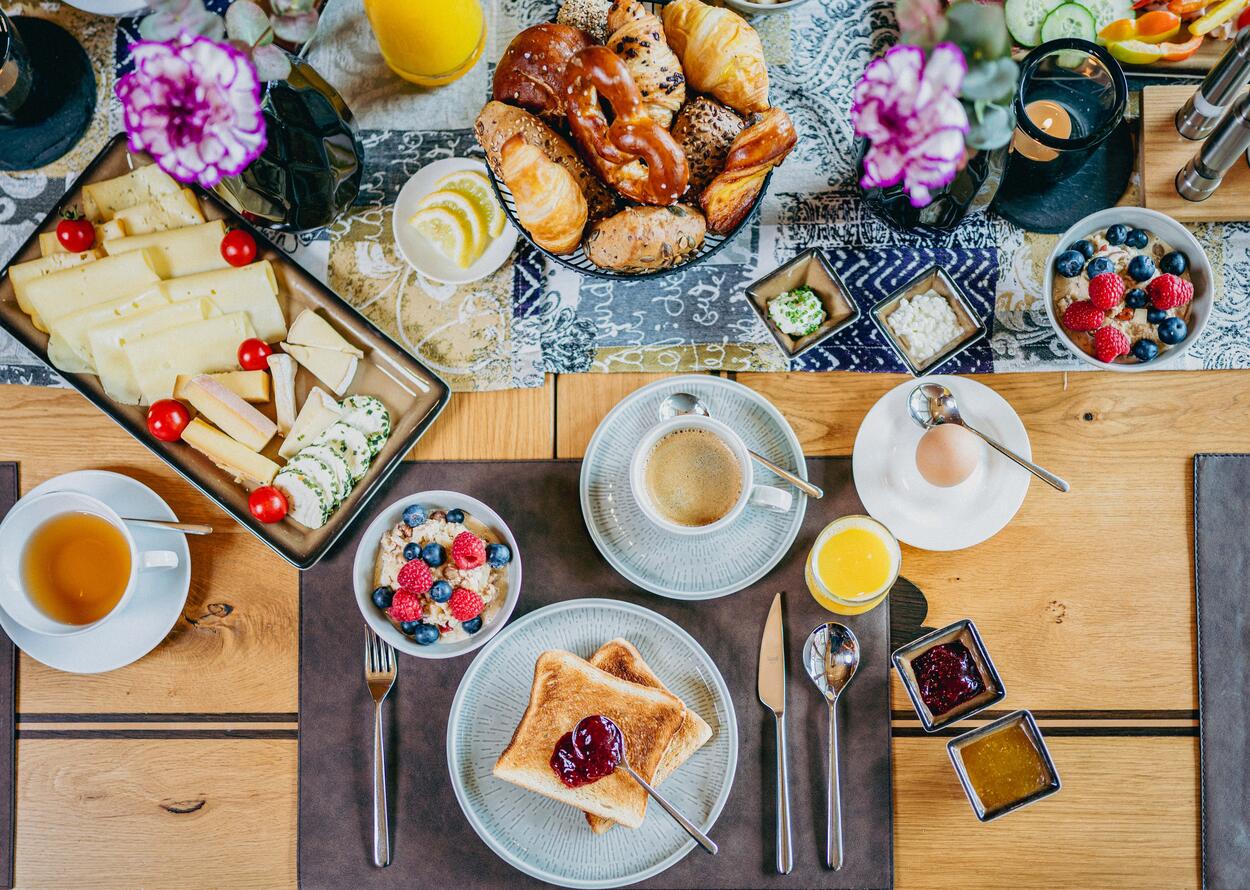 Hotel Alpenrose Frühstückstisch mit regionalen Spezialitäten, frischem Gebäck und liebevoll angerichtetem Genussmoment