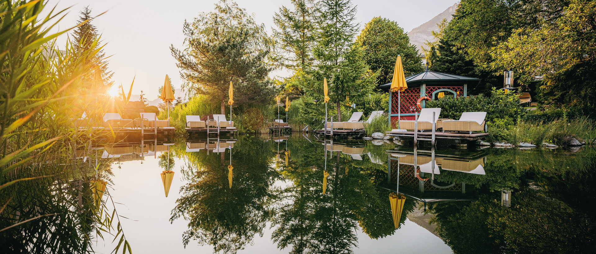 Garten mit Teich, Liegen und Pavillon, Spiegelung im Wasser