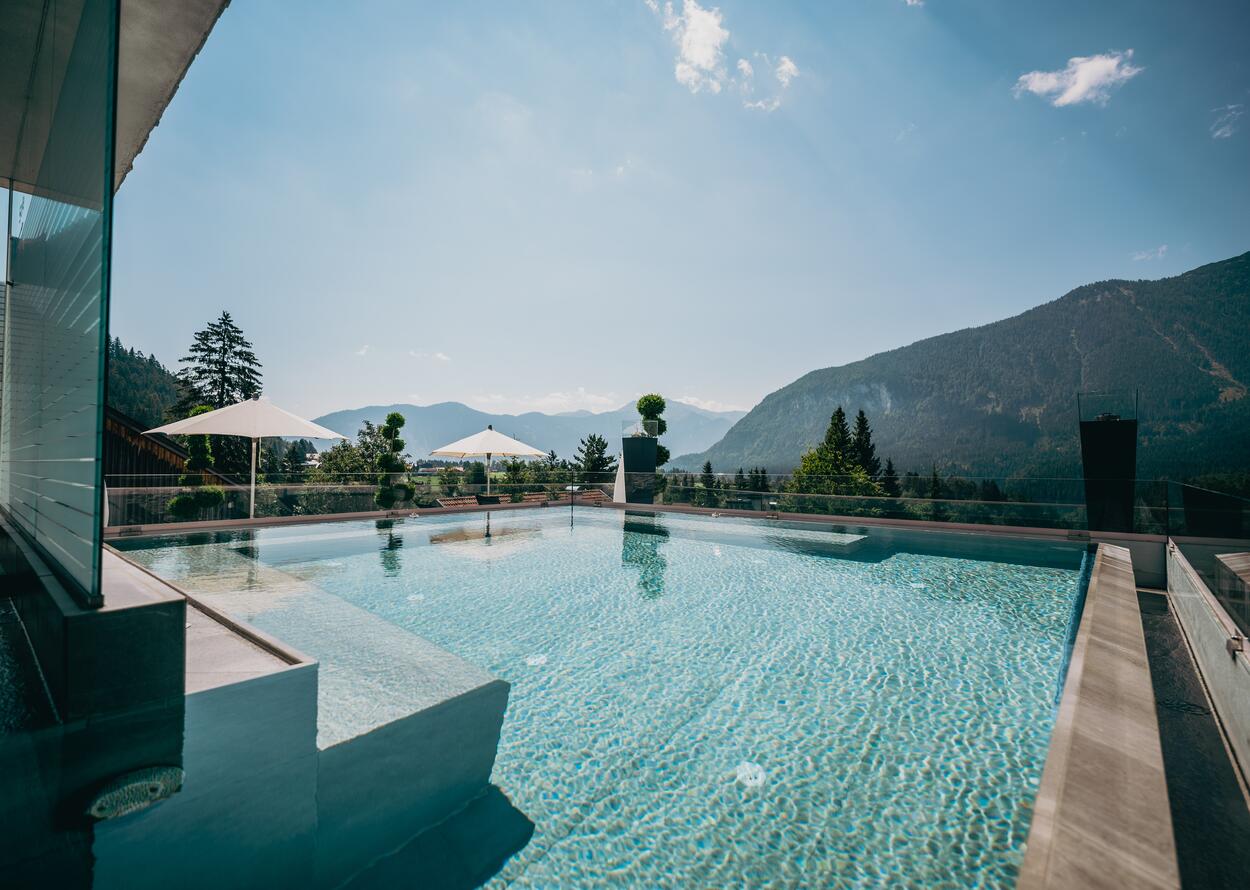Hotel Alpenrose Infinity-Pool mit Panoramablick auf die Tiroler Bergwelt und stilvoller Spa-Atmosphäre