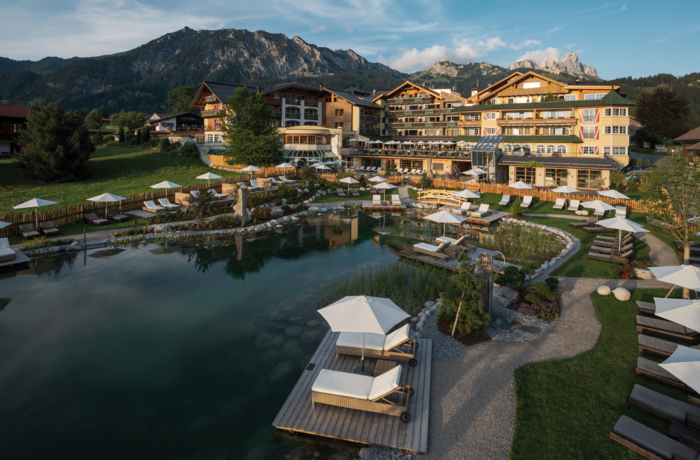 Hotelanlage am See vor Bergkulisse