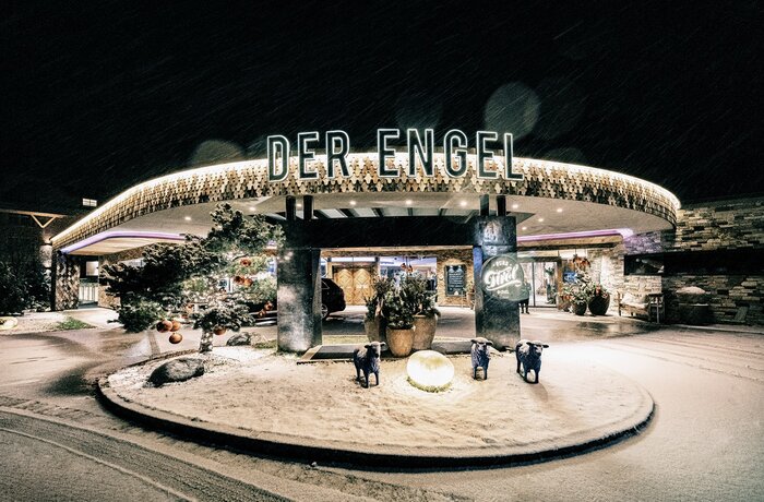 Hotel "Der Engel" im Winter mit Schnee und Beleuchtung