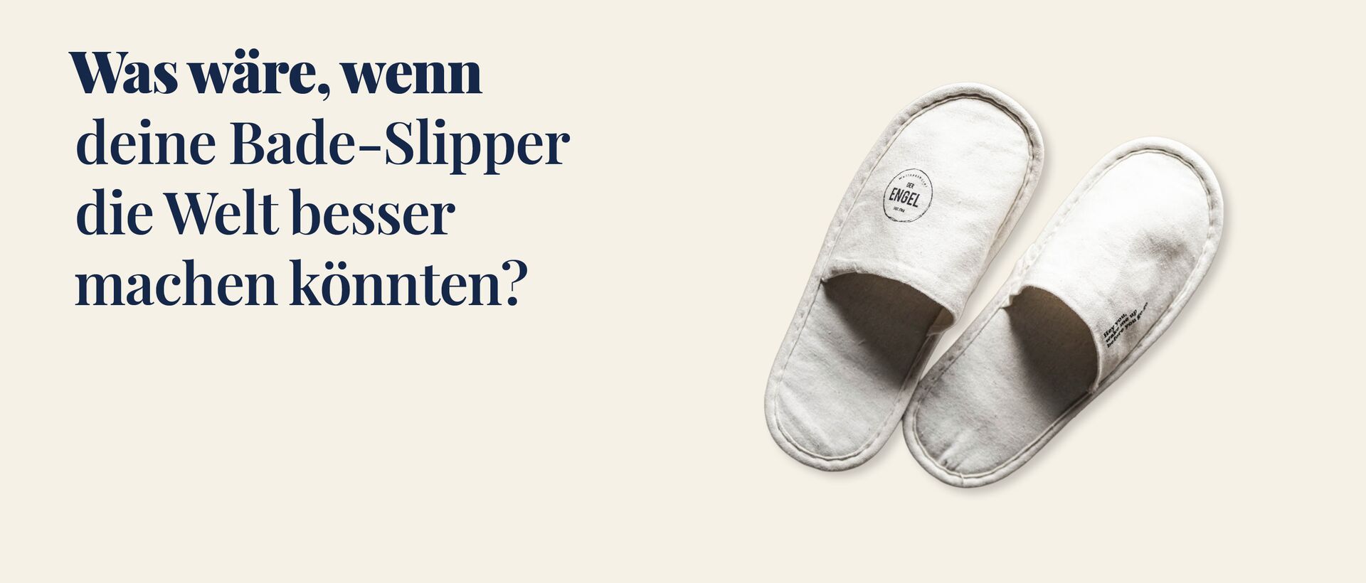 Werbegrafik mit dem Text „Was wäre, wenn deine Bade-Slipper die Welt besser machen könnten?“ Rechts daneben liegt ein Paar heller Hausschuhe auf hellem Hintergrund.