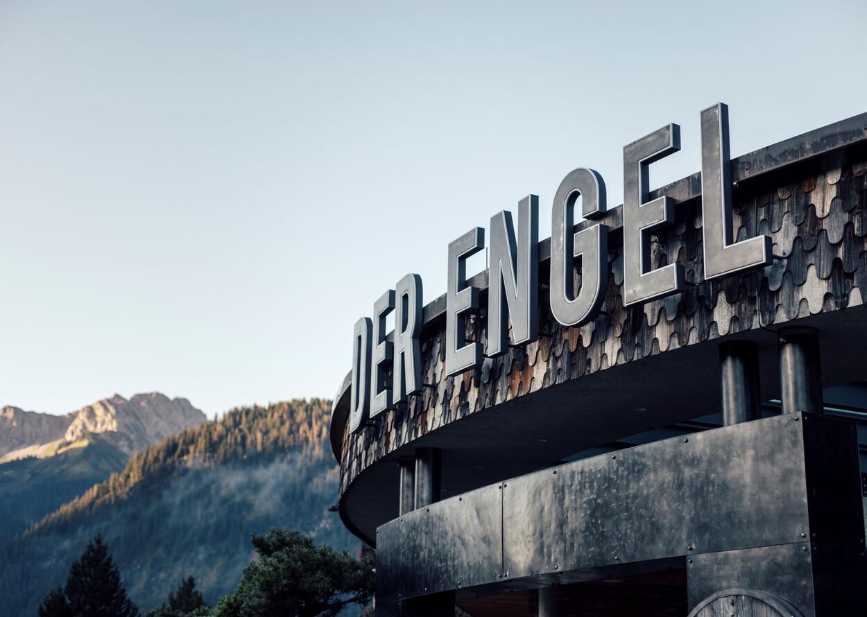 Der Engel – alpiner Rückzugsort mit markanter Architektur und beeindruckender Bergkulisse.