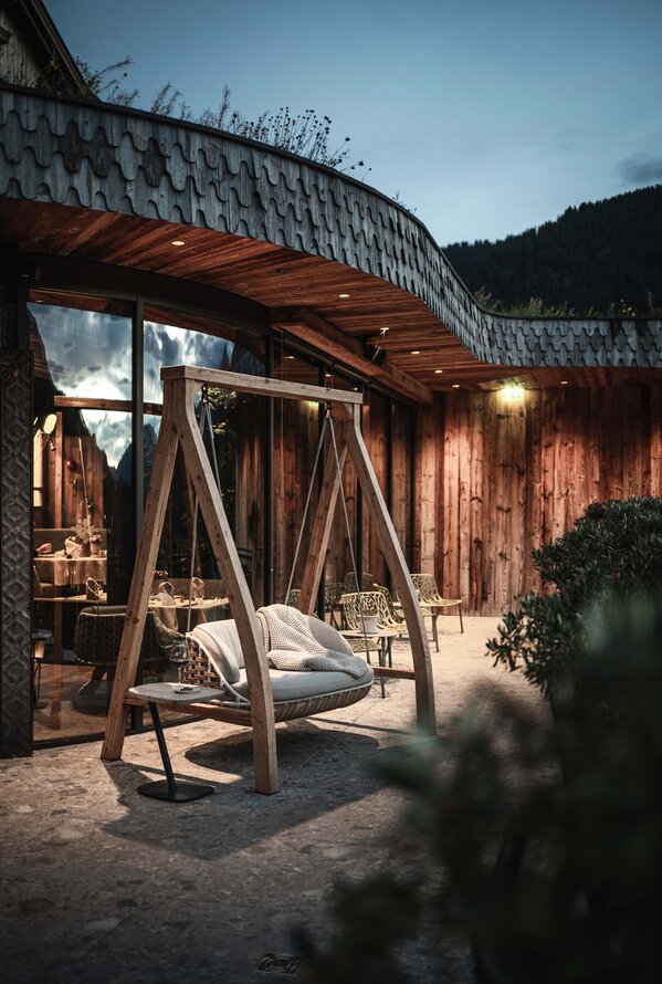 Gemütliche Outdoor-Lounge mit alpinem Design und warmer Abendatmosphäre.