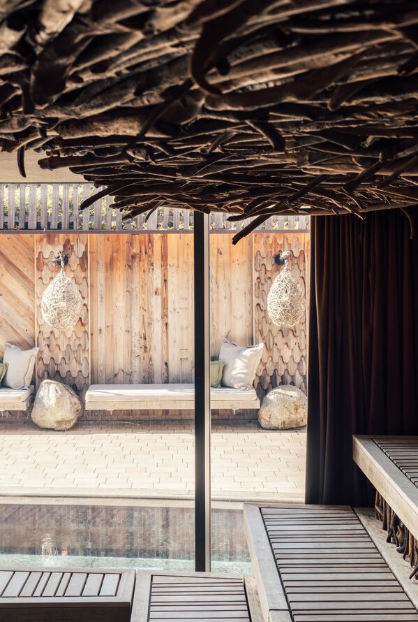 Einzigartige Wellnessarchitektur mit naturinspiriertem Design und ruhiger Rückzugsatmosphäre.