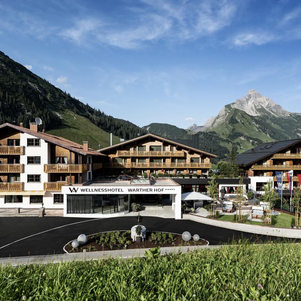 Außenansicht im Sommer Außenansicht im Sommer | Best Alpine Wellnesshotel Warther Hof, Arlberg